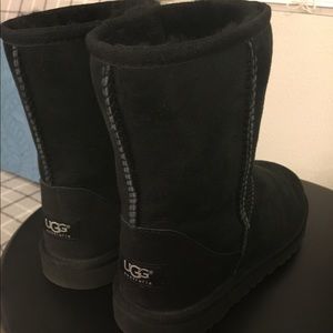 EUC Black Uggs Short (Sz 5)